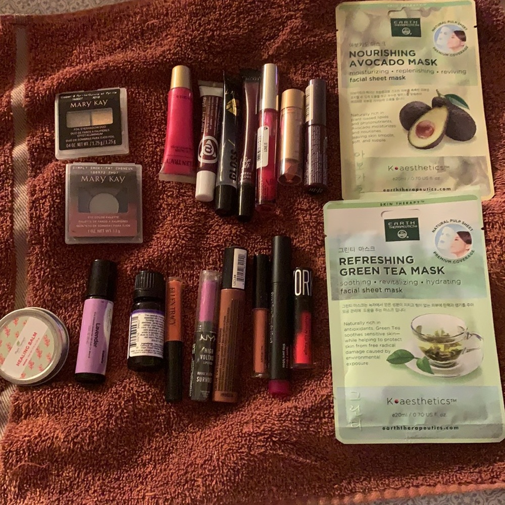 Cosmetics... - Picture 2 of 4